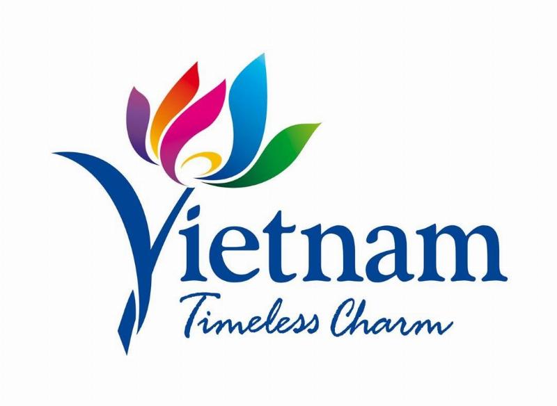 Các sản phẩm từ lụa Vạn Phúc, Hà Nội như khăn, áo, túi làm quà lưu niệm